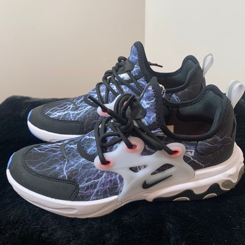 Nike - Picture 3 of 6